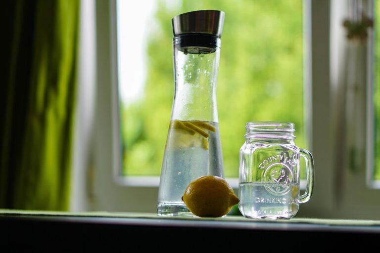 ¿Qué pasa si tomas agua con limón en ayunas todos los días? Beneficios y riesgos reales